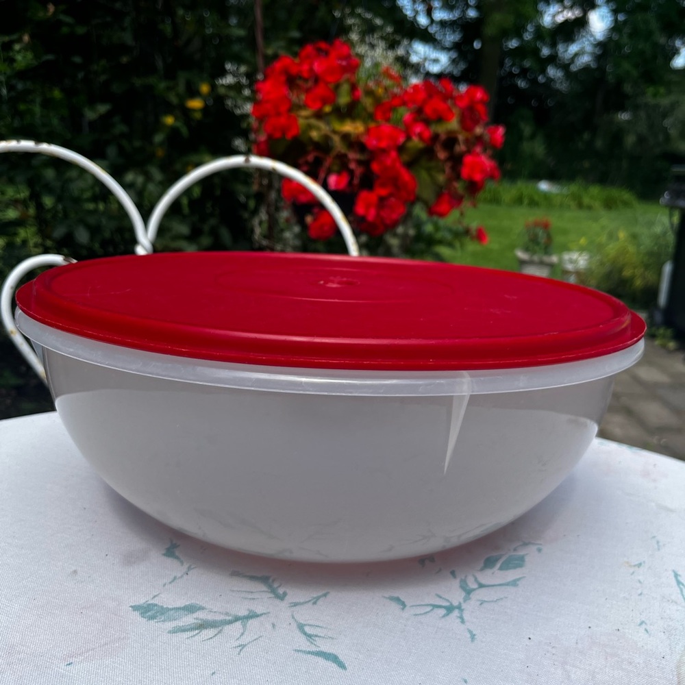 Tupperware Thatsa Bowl Fix N Mix Large 32 Cup Bowl with Red Lid